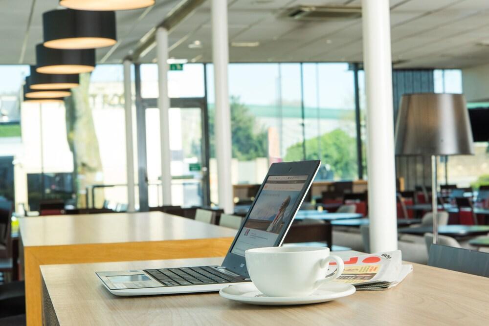 Holiday Inn Express Bath By Ihg Exteriör bild