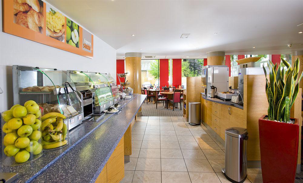 Holiday Inn Express Bath By Ihg Exteriör bild