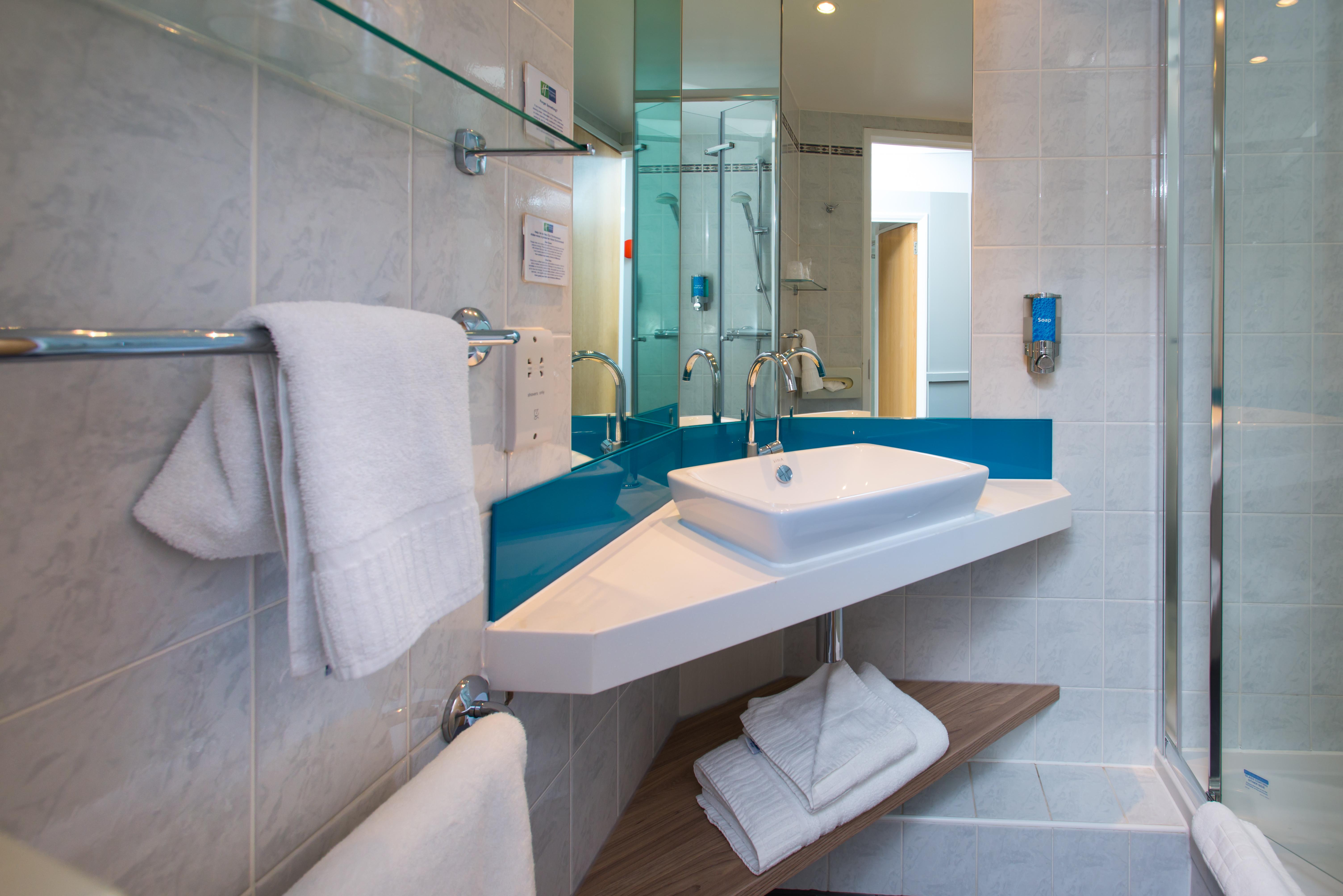 Holiday Inn Express Bath By Ihg Exteriör bild