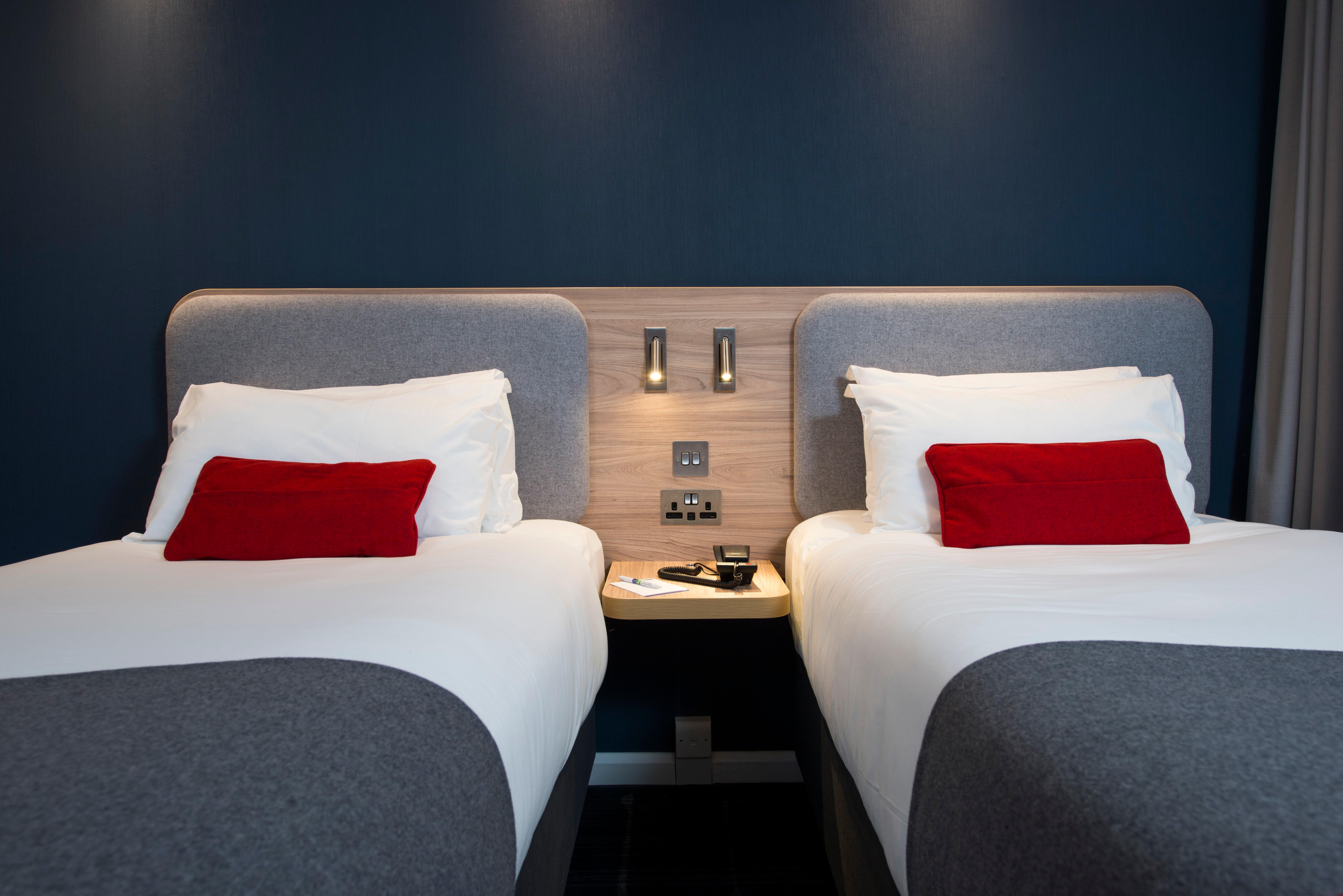 Holiday Inn Express Bath By Ihg Exteriör bild