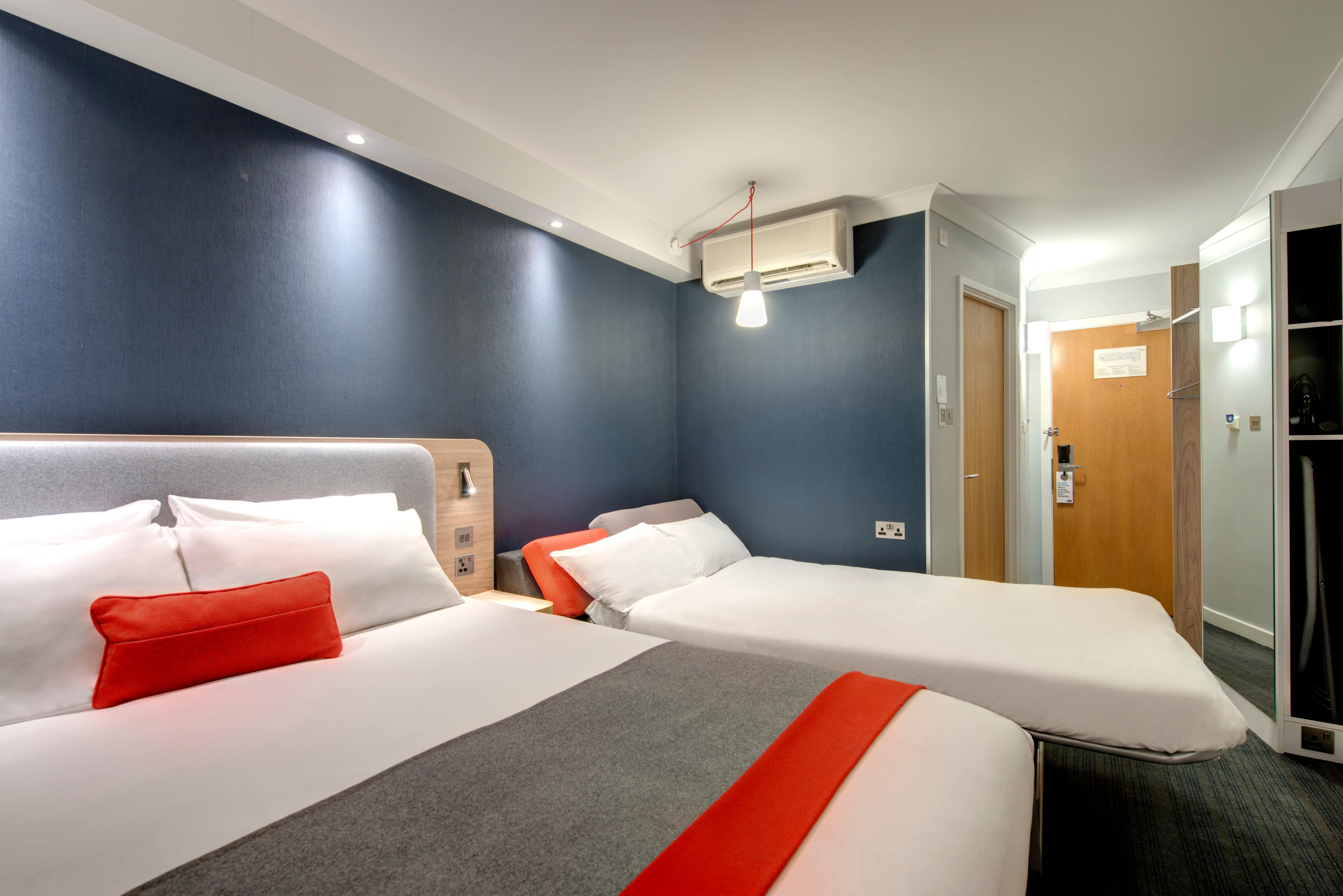 Holiday Inn Express Bath By Ihg Exteriör bild