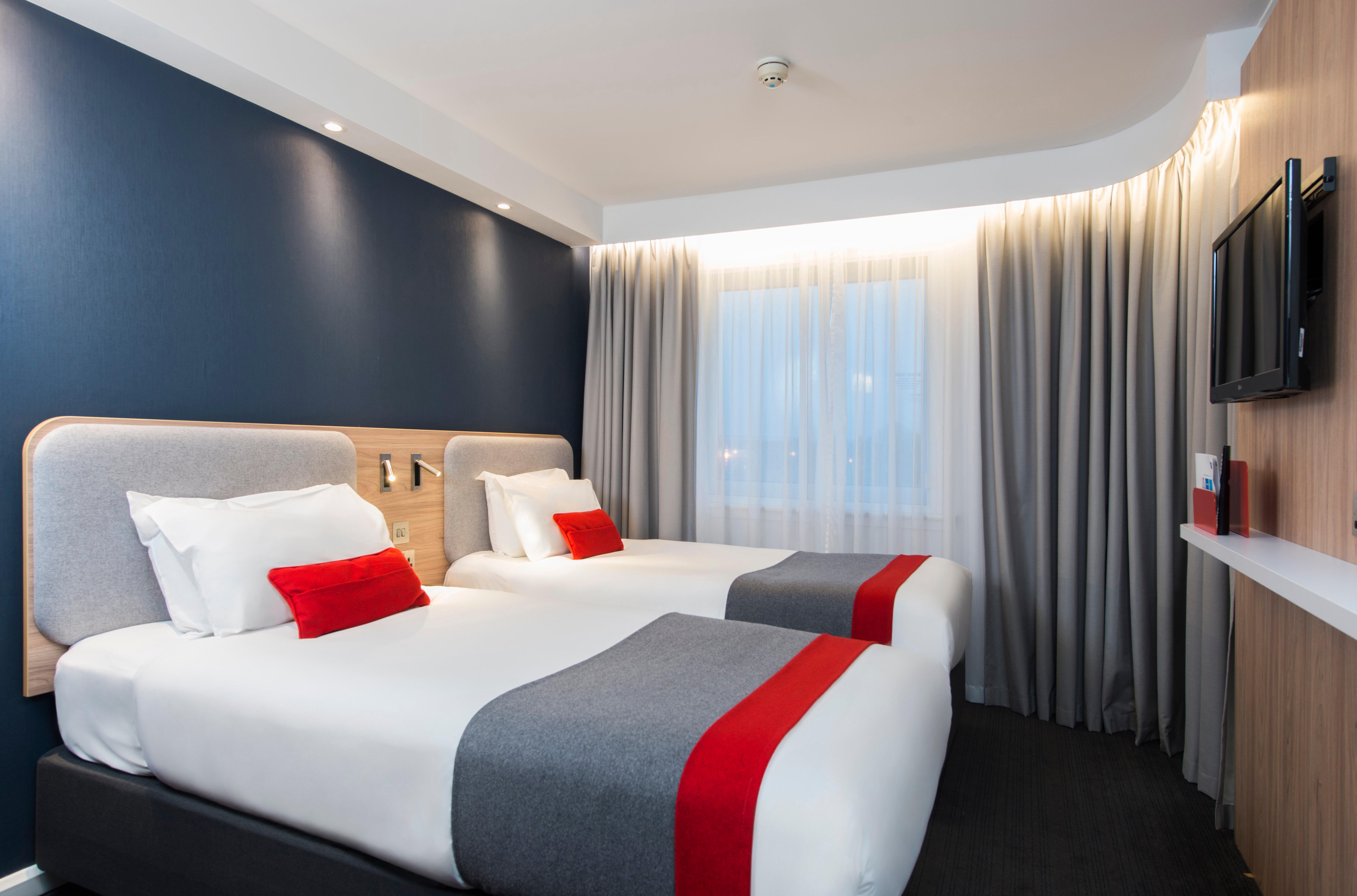 Holiday Inn Express Bath By Ihg Exteriör bild