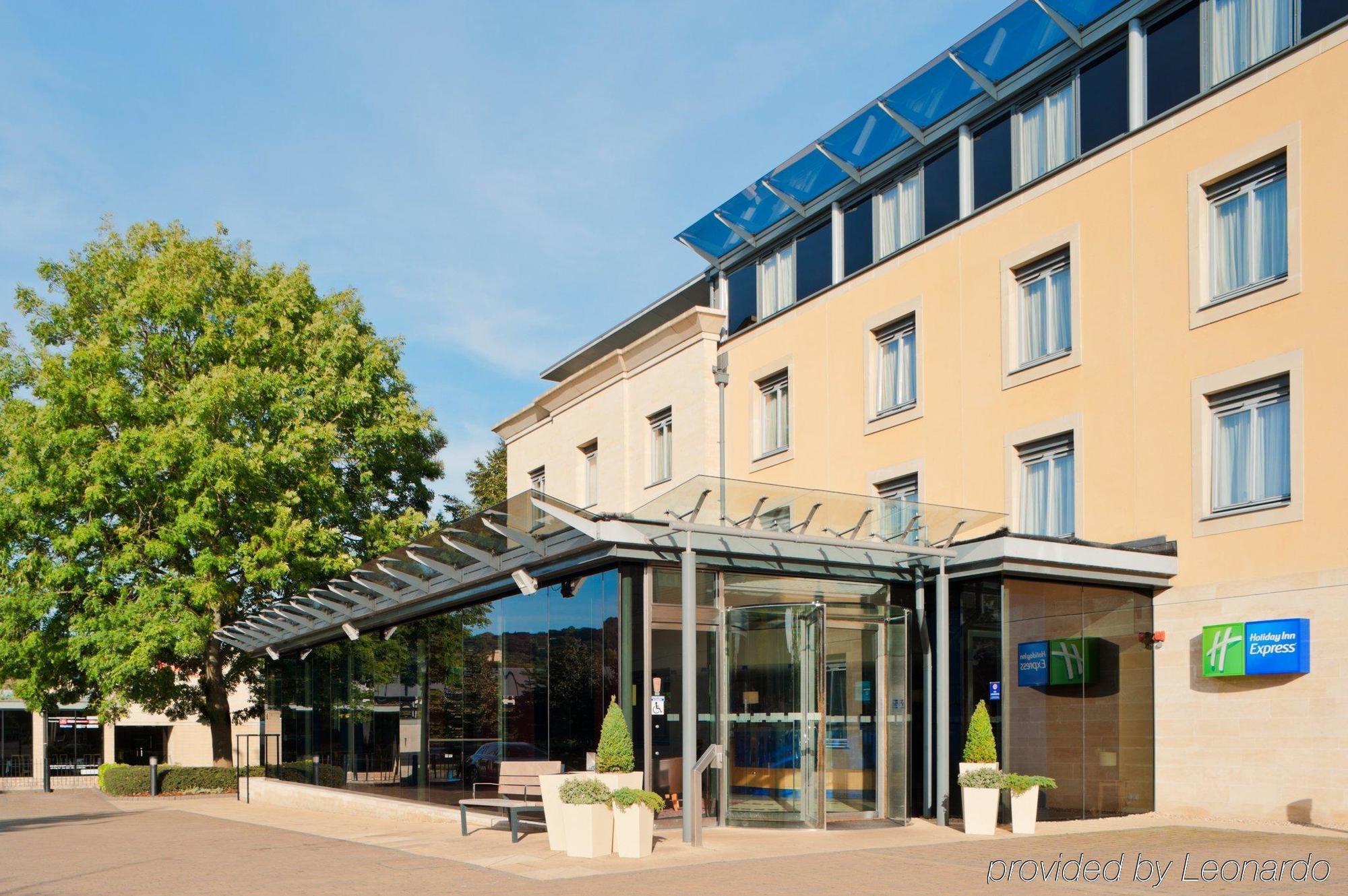 Holiday Inn Express Bath By Ihg Exteriör bild