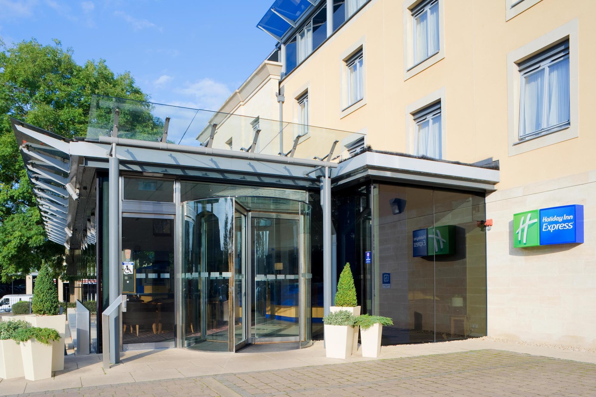 Holiday Inn Express Bath By Ihg Exteriör bild