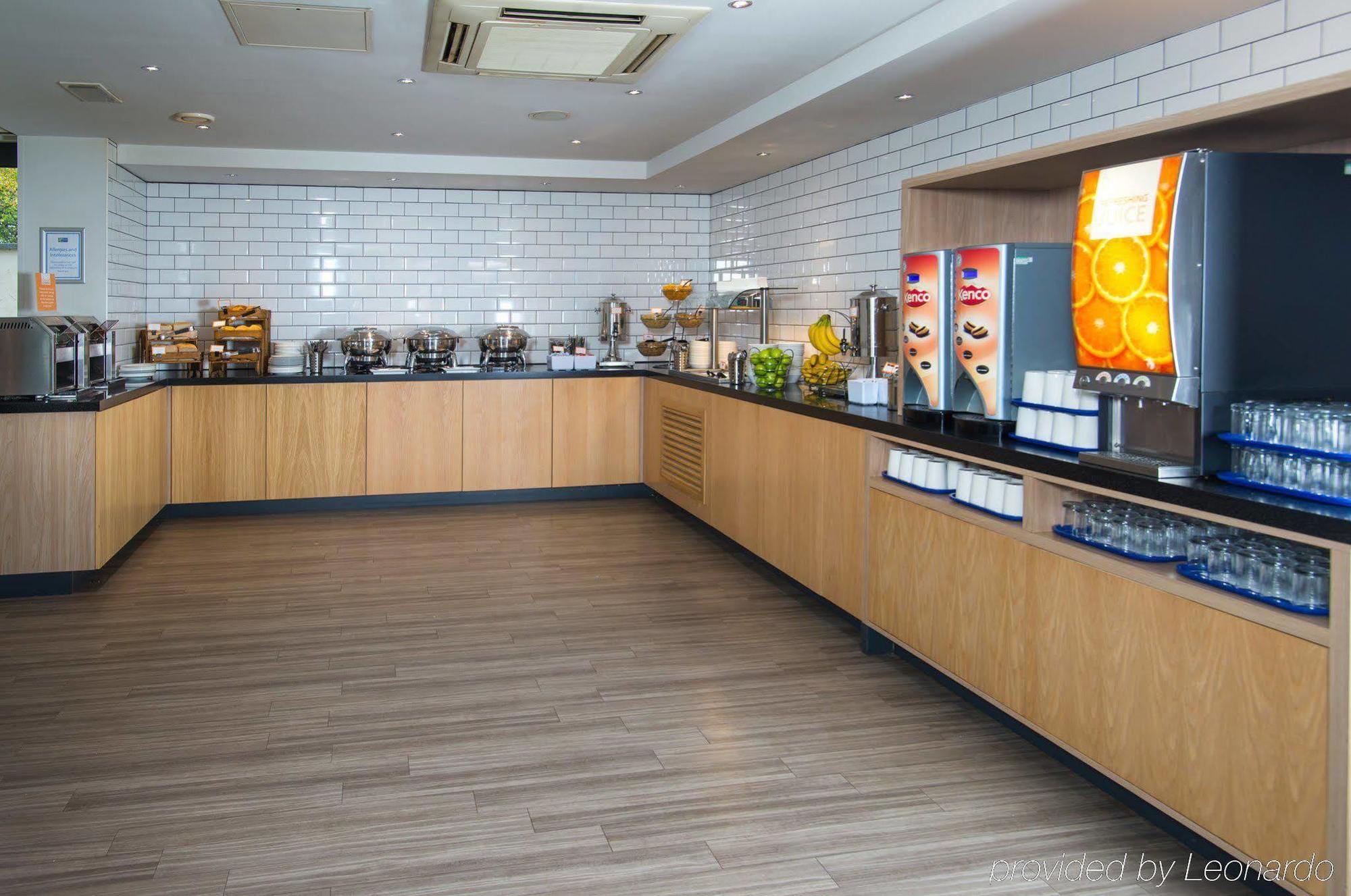 Holiday Inn Express Bath By Ihg Exteriör bild