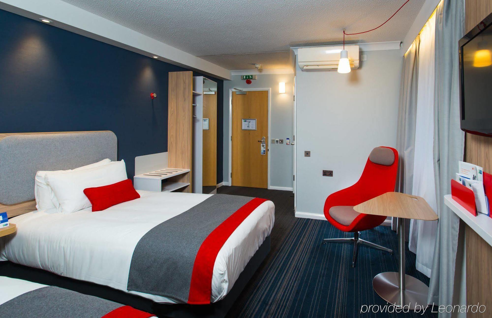 Holiday Inn Express Bath By Ihg Exteriör bild