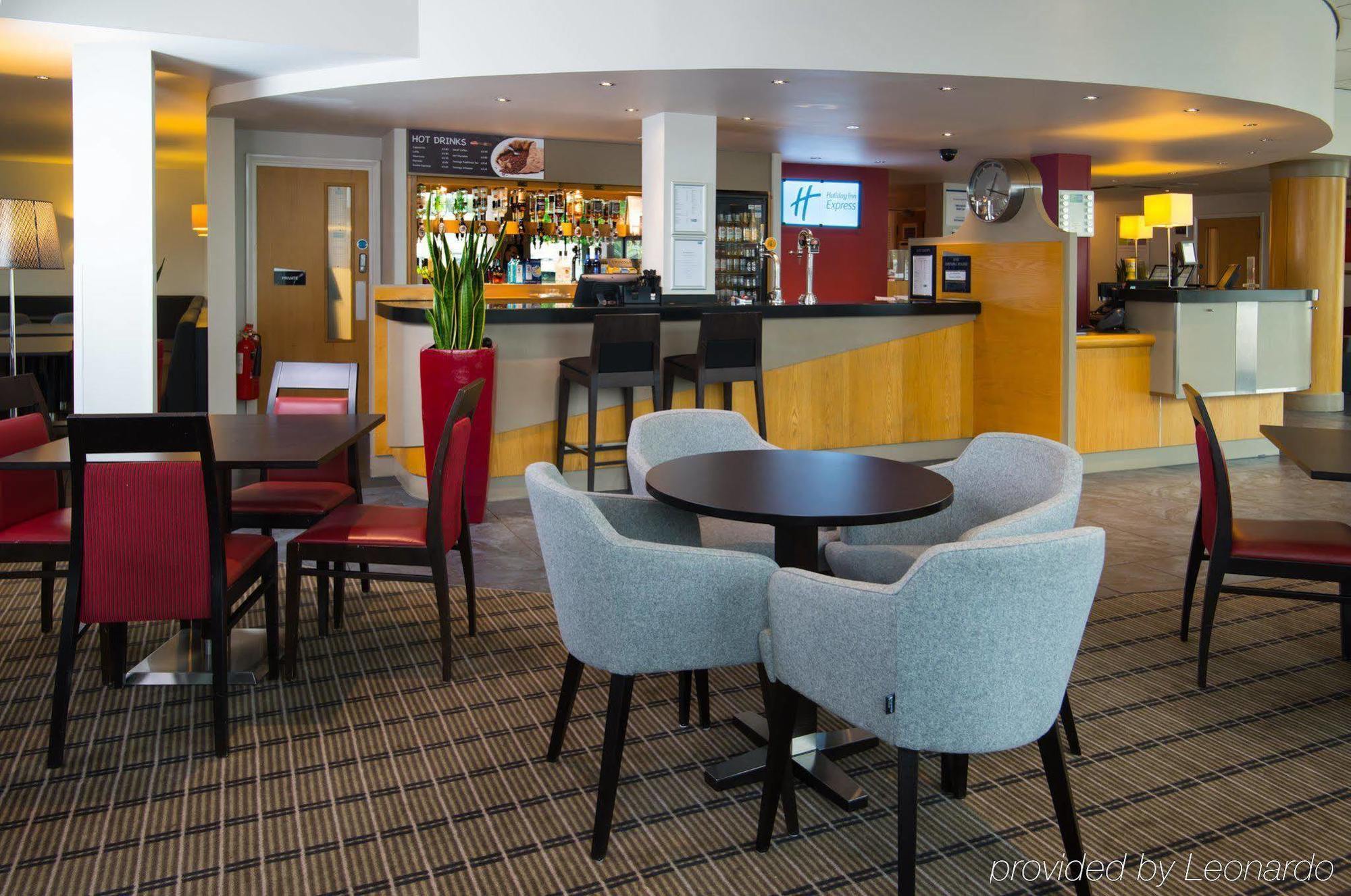 Holiday Inn Express Bath By Ihg Exteriör bild