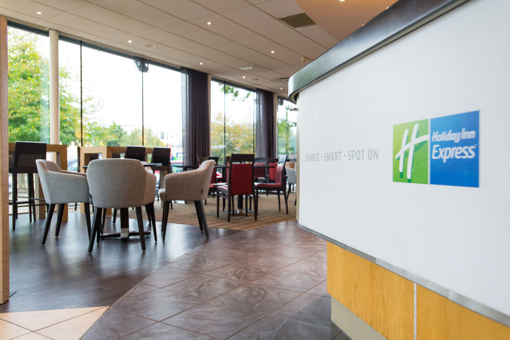 Holiday Inn Express Bath By Ihg Exteriör bild
