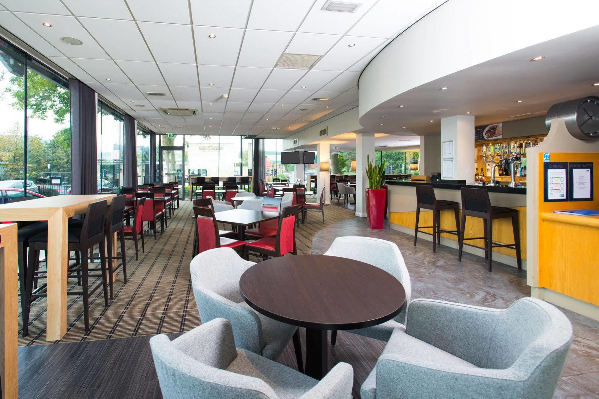Holiday Inn Express Bath By Ihg Exteriör bild