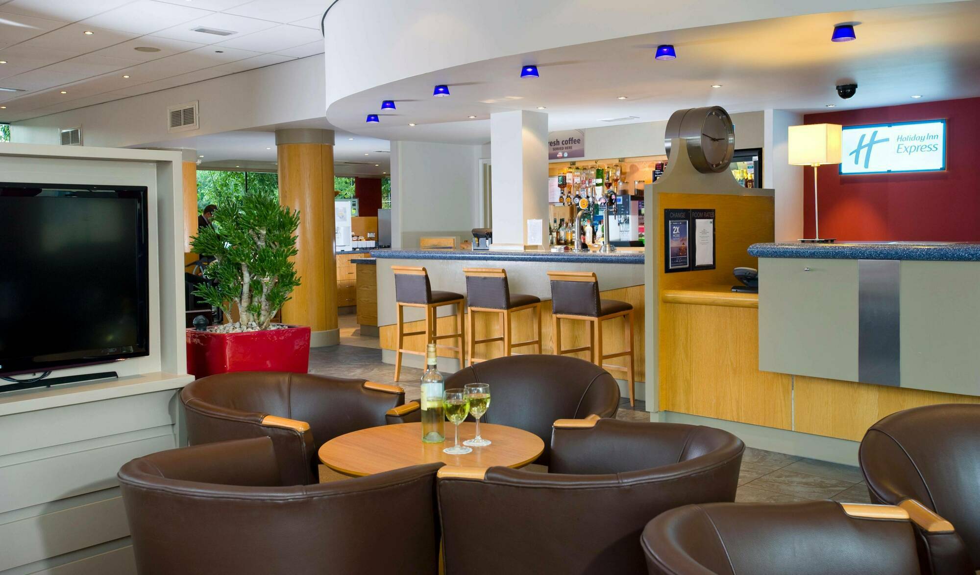 Holiday Inn Express Bath By Ihg Exteriör bild